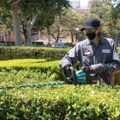 Hot 40V max XGT Brushless Lithium-Ion 24 in. Cordless Hedge Trimmer Kit (4 Ah) Hedge Trimmers